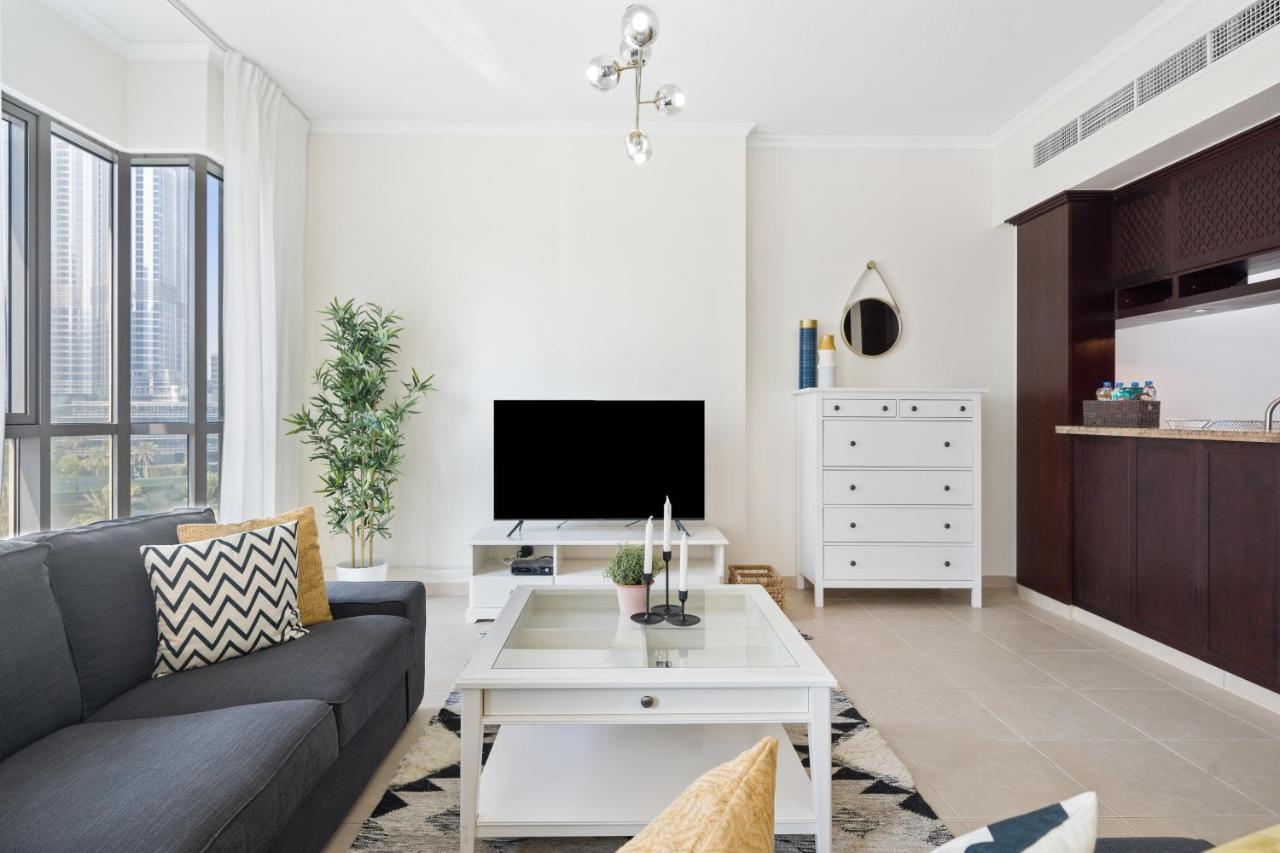 Stylish Apartment With Partial Burj Khalifa View Дубай Екстериор снимка