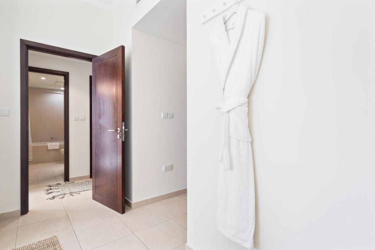 Stylish Apartment With Partial Burj Khalifa View Дубай Екстериор снимка