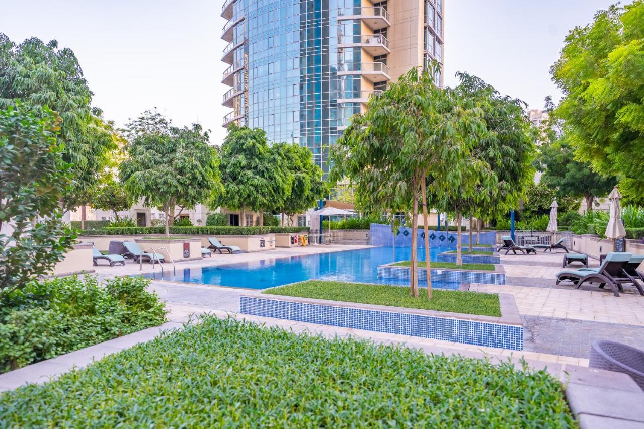 Stylish Apartment With Partial Burj Khalifa View Дубай Екстериор снимка